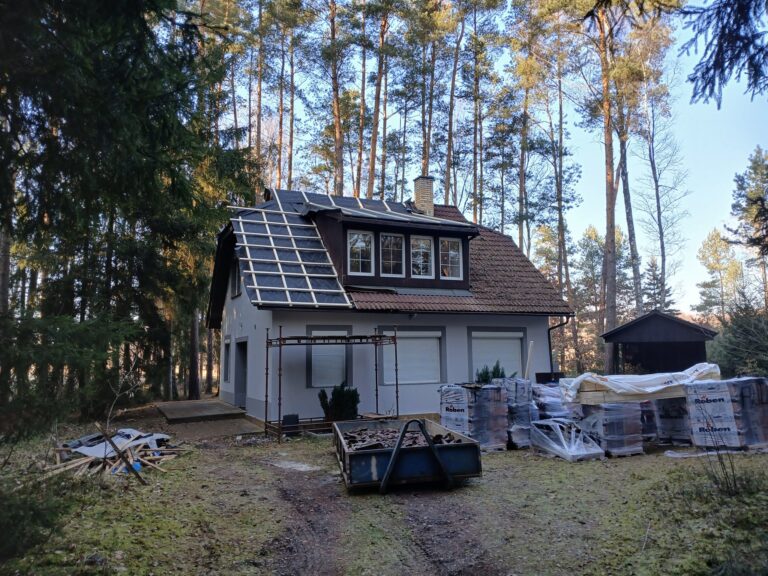 Renovace střechy na chatě